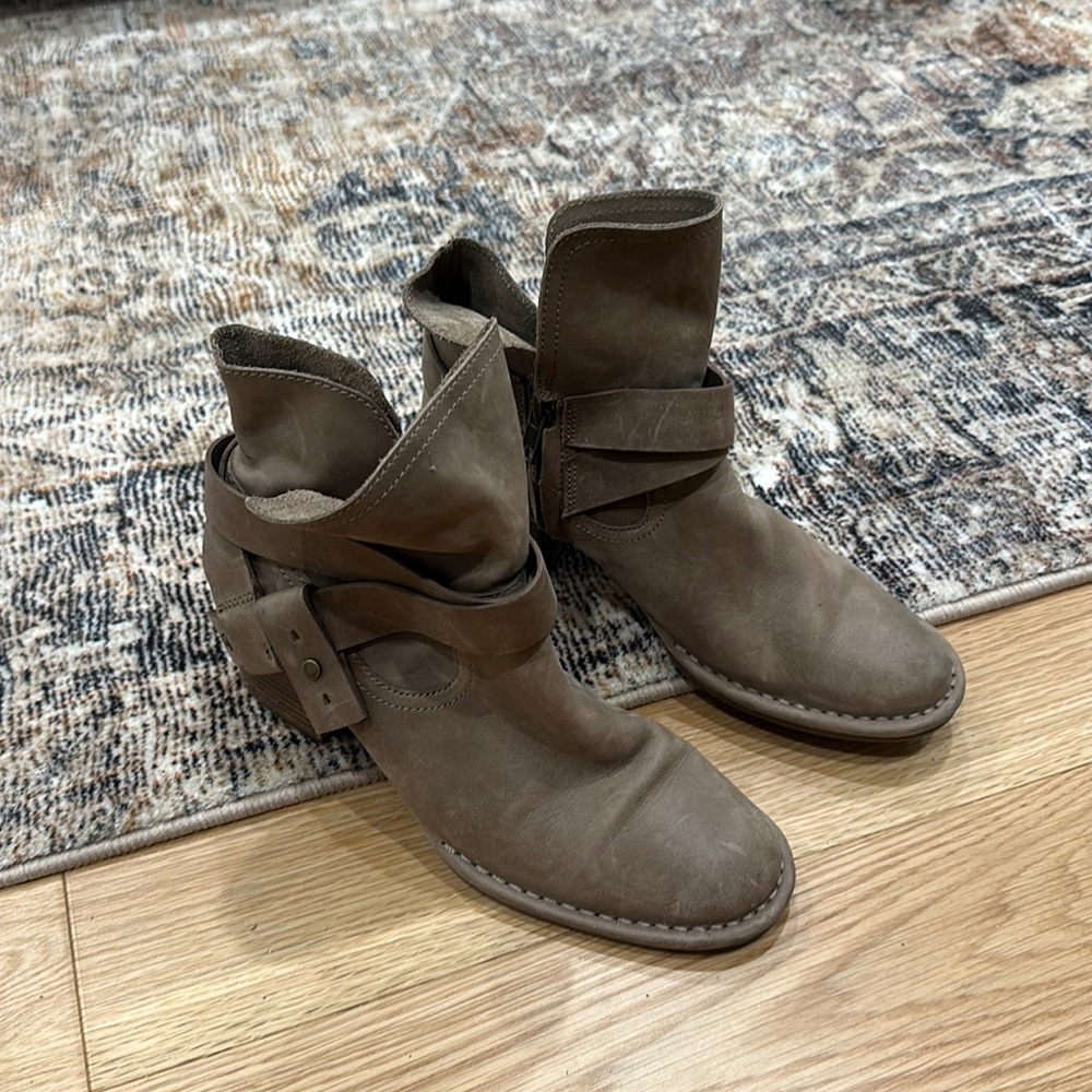 UGG Chunky Heel Ankle Bootie-Women’s 6